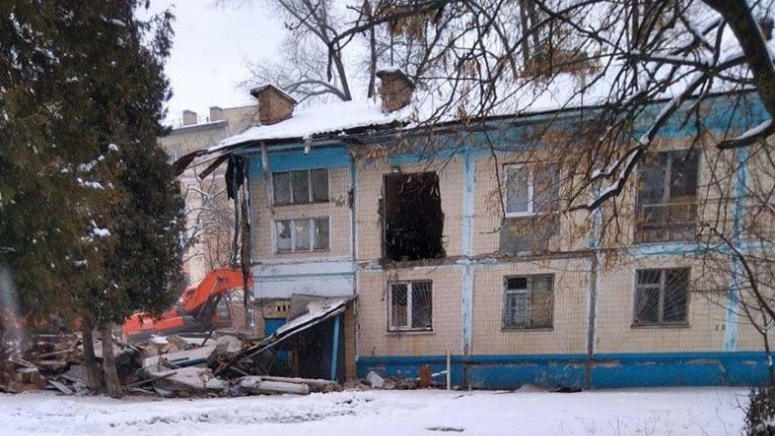 В Киеве снесли жилой дом рядом с Феофанией, людей без вещей выбросили на мороз
