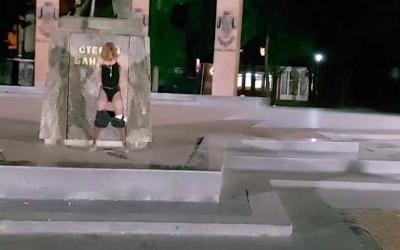 В сети распространили видео, как во Львове девушка справила нужду на памятник Бандере – полиция проводит проверку