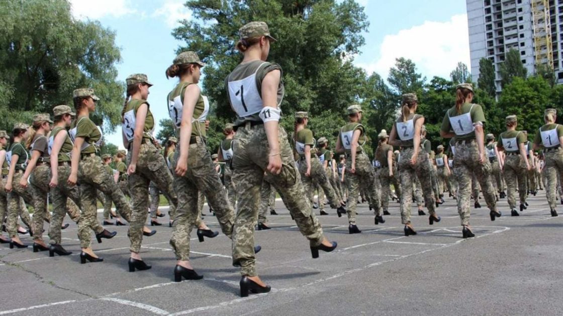 Количество специальностей под военным учетом для женщин будет уменьшено: процесс уже начался
