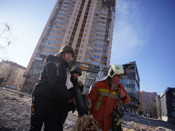 Попадание вражеской ракеты в жилой дом в Киеве: эвакуируют людей, есть угроза разрушения конструкций