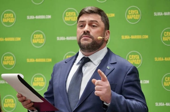 Киевский депутат Трубицын, которого разоблачили на взятке, останавливает членство в партии “Слуга народа”