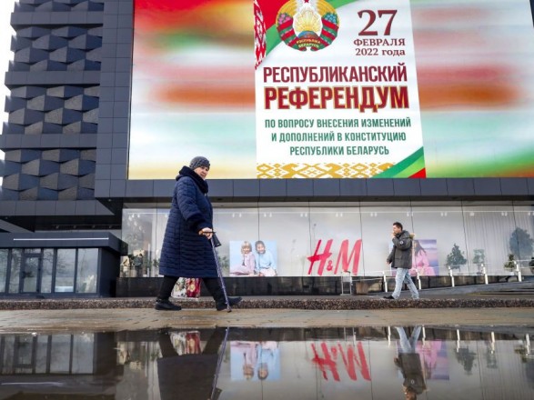 В Беларуси голосовали на “референдуме” за внесение правок в Конституцию