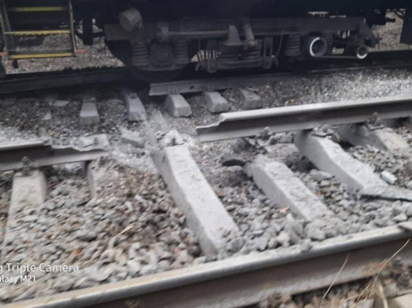 В районе Ирпеня оккупанты взорвали железнодорожные пути, сорвана эвакуация поездом – мэр