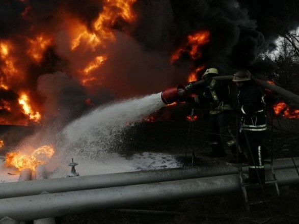 Из-за вражеских обстрелов в Николаеве горят жилые дома