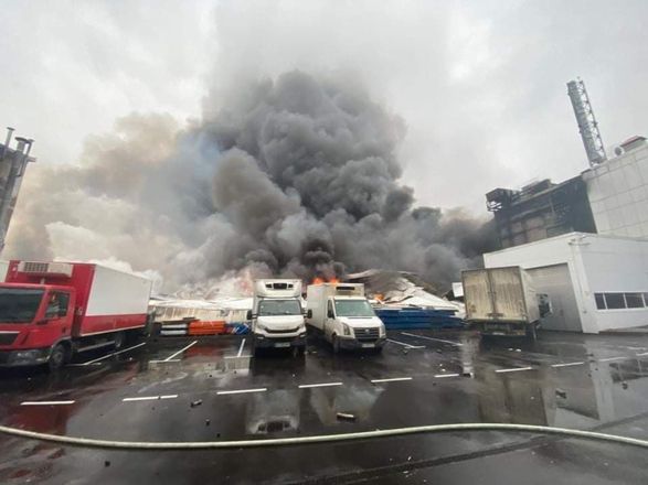 В Киевской области от попадания снаряда произошло возгорание склада на 10 тысяч м км