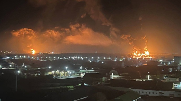 У Брянську триває масштабна пожежа на нафтобазі, експорт нафти у ЄС може зірватися