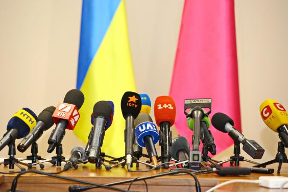 В Україні презентували курс “Коли фейки атакують: наука опірності для журналістів і не тільки”
