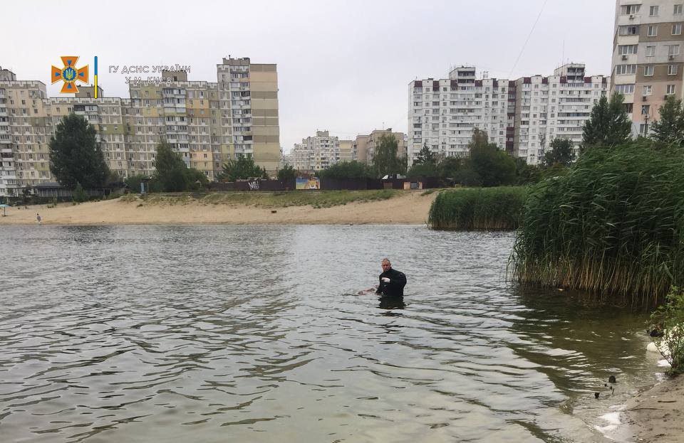 У Києві на озері виявили потопельника: рятувальники повідомили подробиці