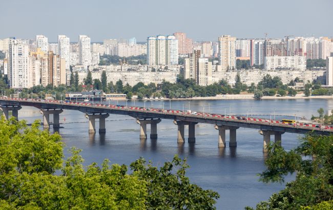 У Києві на мосту Патона утворився “водоспад”: у КМДА повідомили причину