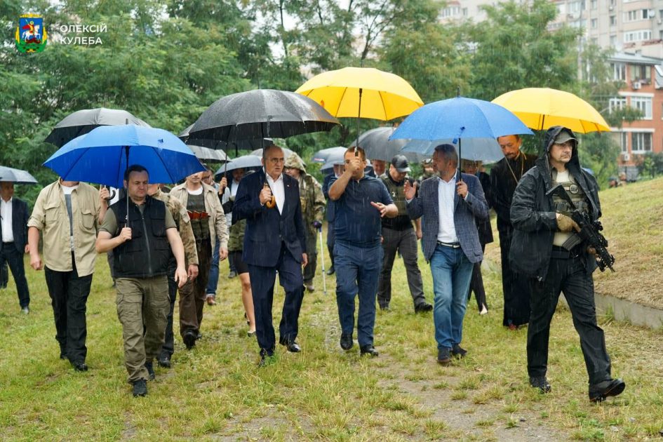 Голова МЗС Польщі відвідав Бучу: візит був емоційним (ФОТО)