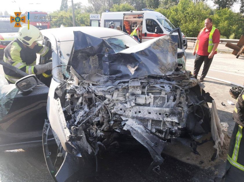 У Києві водій авто на швидкості протаранив блокпост: рятувальники повідомили подробиці