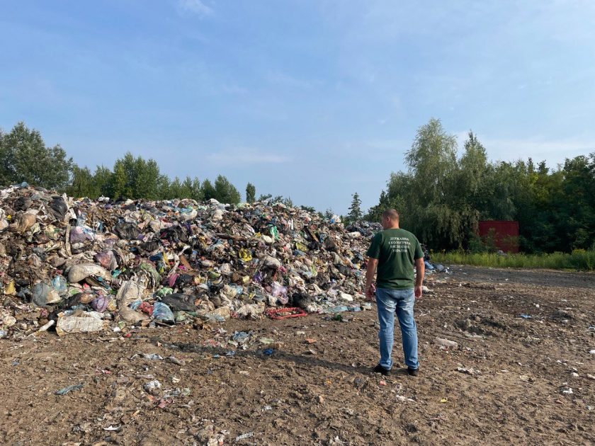Під Києвом виявили незаконне сміттєзвалище (ФОТО)