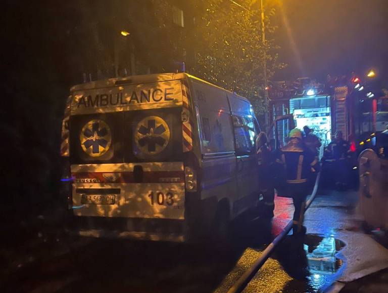 Пожежа у Києві: жінка вистрибнула з вікна, чоловік загинув у вогні
