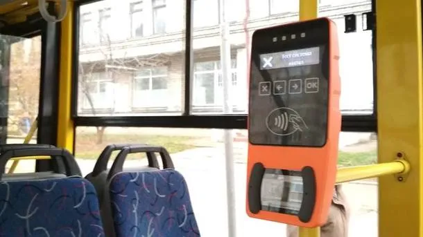 В усіх автобусах Київпастрансу тепер можна платити банківською карткою