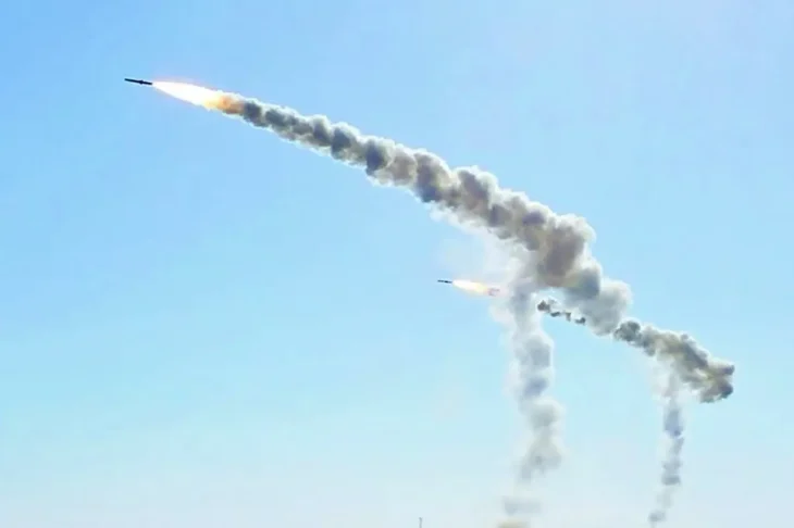 Під Києвом діти знайшли збиту ракету і принесли її до школи 
