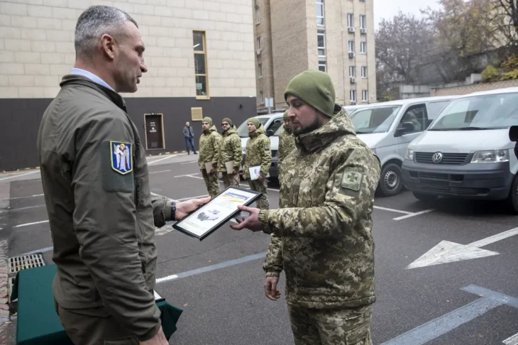Віталій Кличко передав прикордонникам 50 мікроавтобусів для посилення охорони кордонів на півночі Київщини