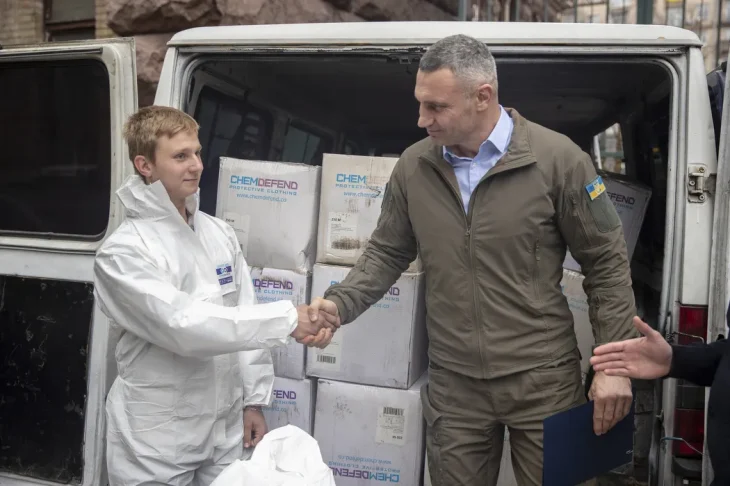 Кличко передав столичним рятувальникам 1000 сучасних спецкомбінезонів