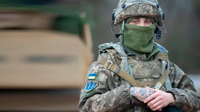 Український військовий зіграв на піаніно під вибухами в Бахмуті