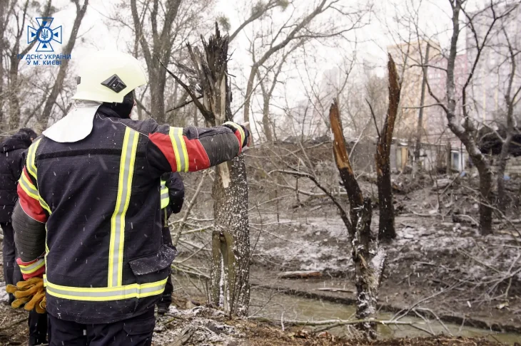 Рятувальники обстежили місце падіння збитої ракети у Києві (ФОТО)