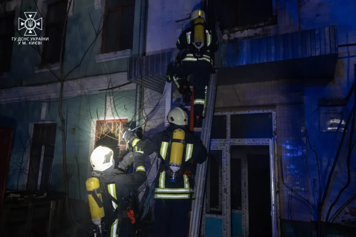 У відселеному будинку в Києві сталася масштабна пожежа (ФОТО)