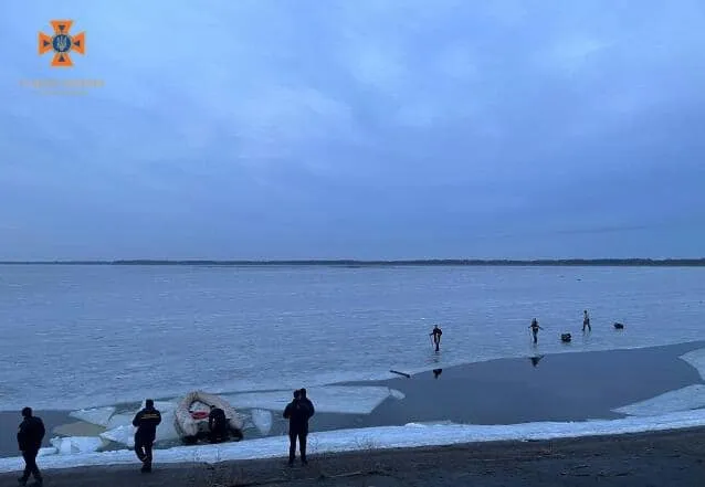 На Київському водосховищі врятували рибалок з дрейфу на крижині (ФОТО, ВІДЕО)