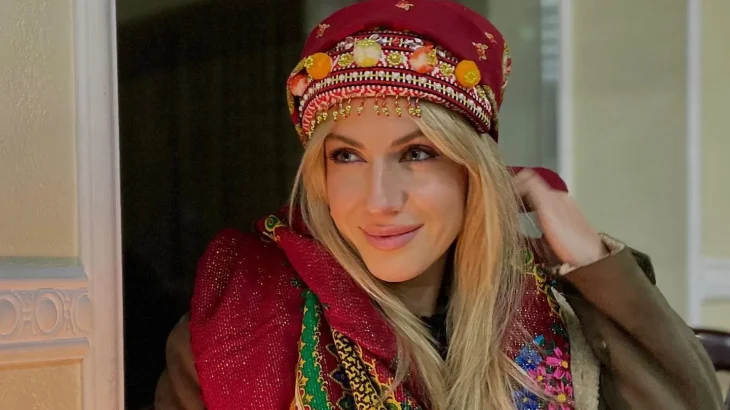 Леся Нікітюк приміряла традиційне гуцульське вбрання