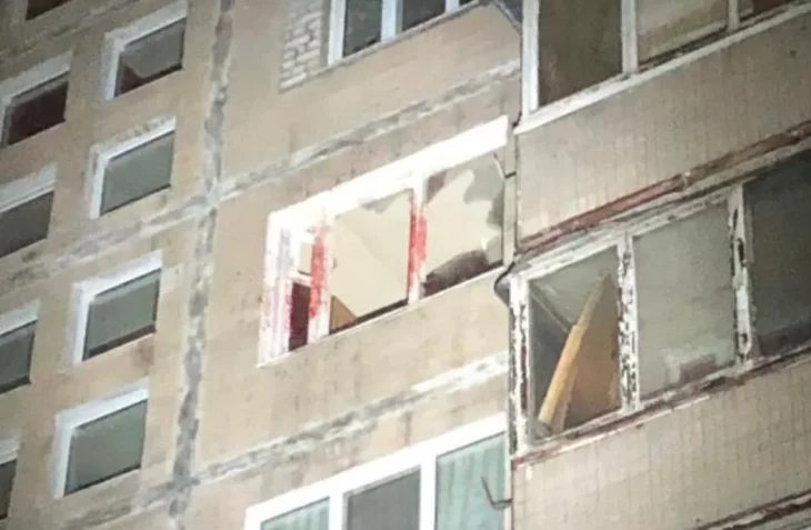 У Києві чоловік голіруч розбив вікно та намагався стрибнути вниз