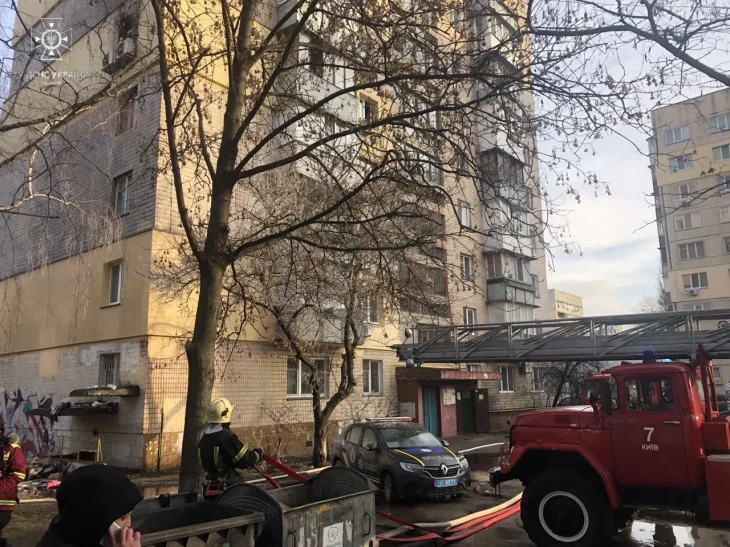 У Києві з палаючої квартири багатоповерхівки врятували людей (ФОТО)