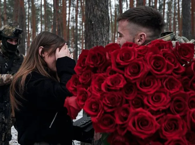 Кохання на війні: зворушливі фото та історія освідчення бійця ЗСУ