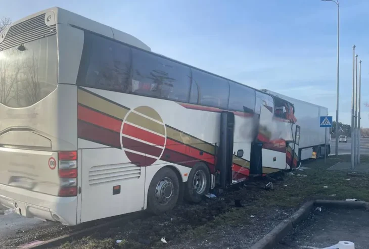 На трасі Київ — Чоп сталася смертельна ДТП за участі автобусу та вантажівки (ФОТО, ВІДЕО)