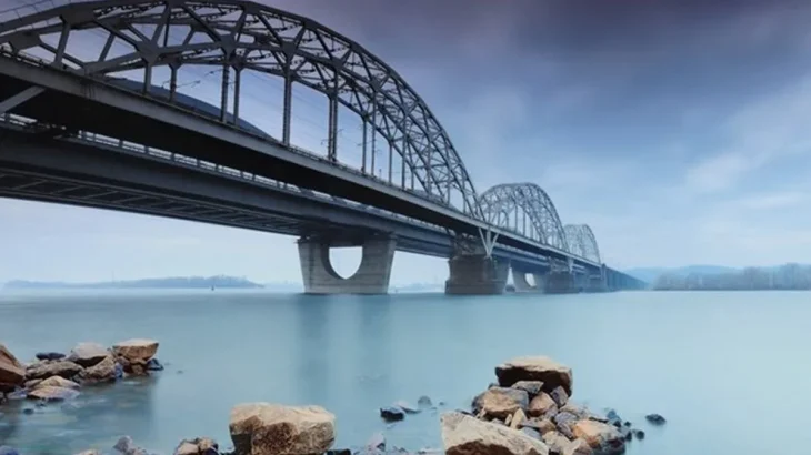 Владу Києва закликали відкрити для проїзду Дарницький та Південний мости