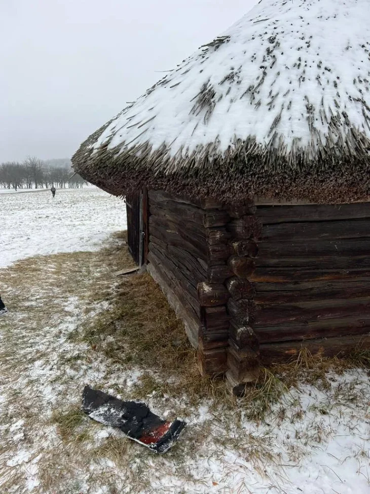 Уламки російської ракети влучили в музей Пирогово у Києві (ФОТО)