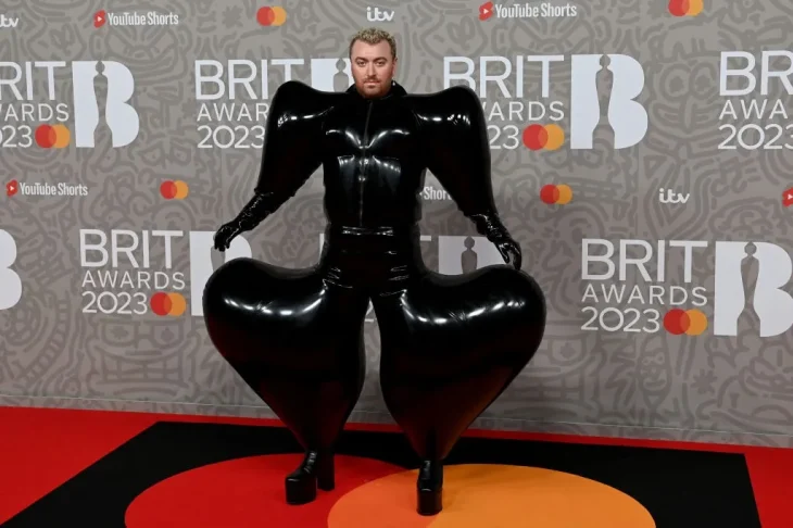 У мережі висміяли латексний костюм співака Сема Сміта на Brit Awards
