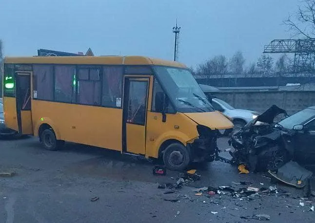 Під Києвом сталася смертельна ДТП з маршруткою (ФОТО)