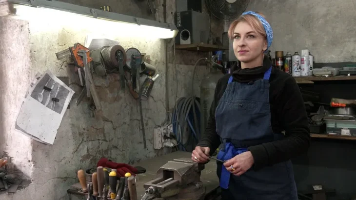 Жінка стала ковалем, щоб зберегти справу чоловіка, який боронить Україну