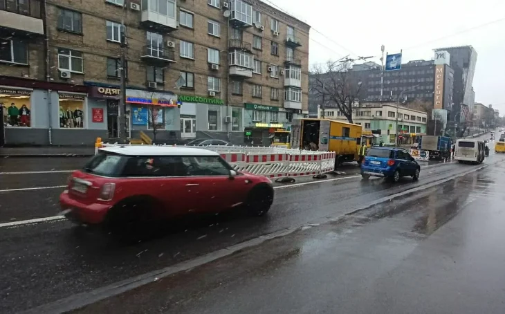 У Києві на місяць перекрили рух транспорту через аварію на колекторі