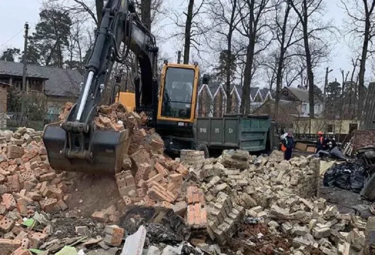 Під Києвом розпочали демонтаж зруйнованих приватних будинків (ФОТО)