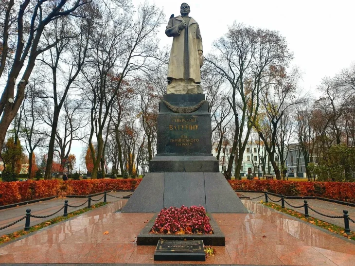 У Києві офіційно дозволили демонтувати пам’ятники Ватутіну та Чкалову