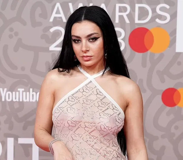Британська зірка показала груди в прозорій сукні на BRIT Awards