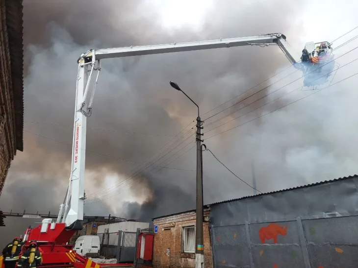 Стали відомі подробиці масштабної пожежі у Києві (ФОТО, ВІДЕО)