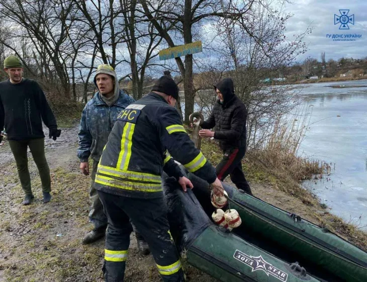У Київській області рибалки провалились під кригу