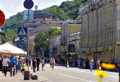 В історичній частині Києва чоловік захопив та самовільно забудував ділянку