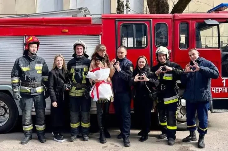 Вигадав пожежу у квартирі: рятувальник з Чернігівщини освідчився коханій