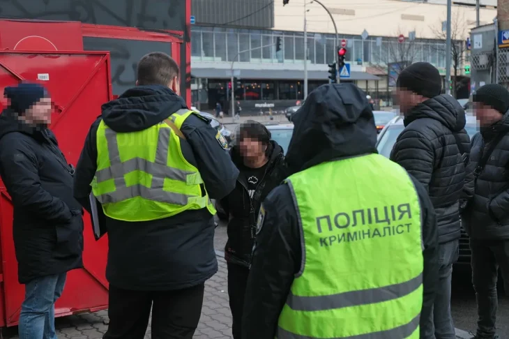 У Києві біля станції метро ворожка пограбувала жінку (ФОТО)