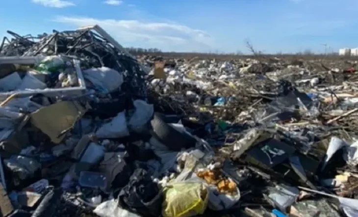 Під Києвом майже розчистили велике стихійне сміттєзвалище (ФОТО)