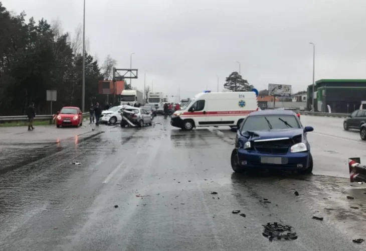 На автодорозі Київ – Чоп сталася ДТП за участі десяти авто (ФОТО)