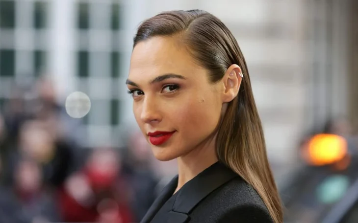 Wonder Woman Галь Гадот одягла оксамитову чорну сукню на відкриття до Tiffany & Co