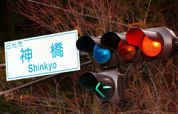 Чому японці ходять на синій сигнал світлофора