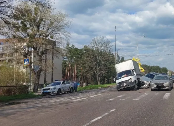 На Броварському проспекті у Києві сталася масштабна ДТП (ФОТО)