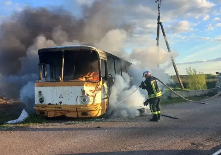На трасі у Київській області вщент згорів автобус (ФОТО)